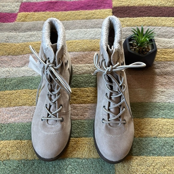 New Saint John’s Bay Yumma Sand Cream Lace Up Boots Memory Foam I Size 9.5 - Picture 2 of 11